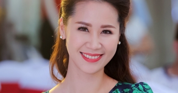 Hoa hậu Dương Thuỳ Linh dát phụ kiện hàng hiệu đi event