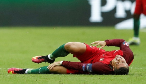 Ronaldo d&iacute;nh chấn thương ở ph&uacute;t thứ 9 sau pha va chạm với Payet (Ảnh: Reuters).