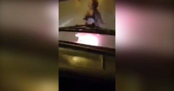 Giận sôi người với clip "nữ xế" chặn đường không cho ô tô vượt