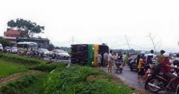 Vĩnh Phúc: Toàn cảnh vụ xe bus đâm taxi, 21 người nhập viện