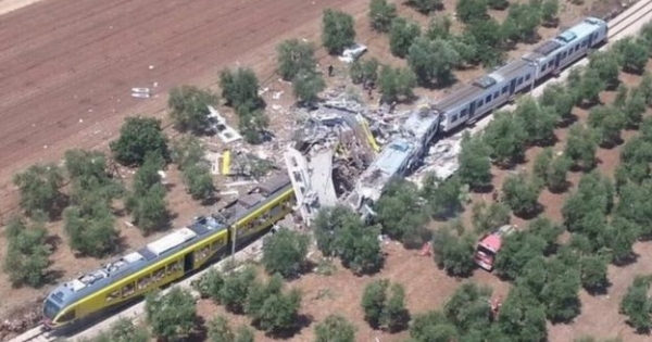 Hiện trường vụ tai nạn tàu hỏa thảm khốc tại Italia