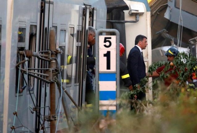 Thủ tướng Matteo Renzi đến hiện trường vụ tai nạn v&agrave; cho biết đ&oacute; l&agrave;