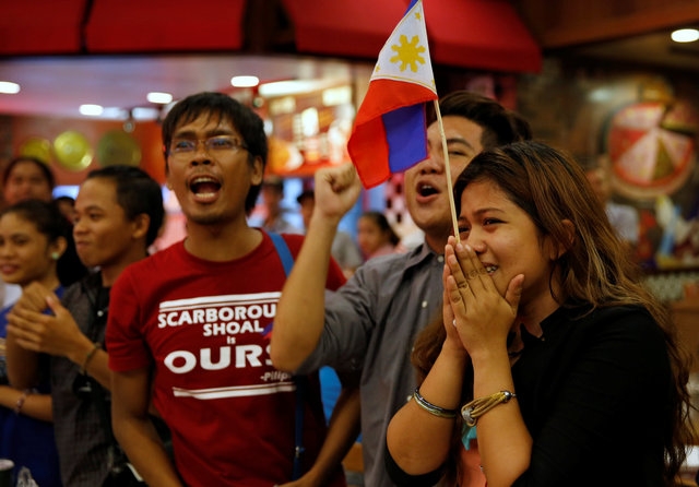 Người Philippines vui mừng sau ph&aacute;n quyết của t&ograve;a (Ảnh: Reuters).