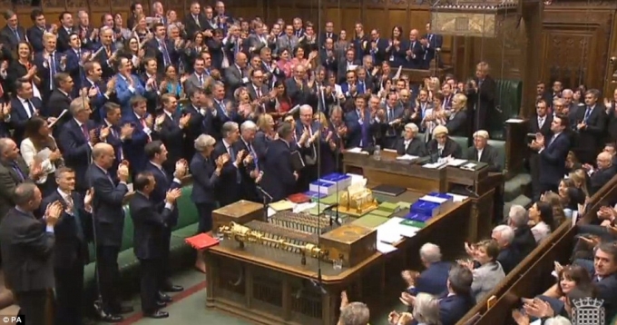 Cả nghị trường đứng dậy vỗ tay tạm biệt &ocirc;ng Cameron sau 6 năm &ocirc;ng gắn b&oacute; với Quốc hội Anh trong vai tr&ograve; Thủ tướng. (Ảnh: PA)