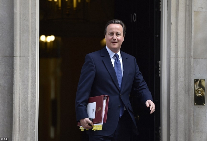 Kết th&uacute;c cuộc họp cuối c&ugrave;ng, &ocirc;ng Cameron rời dinh thủ tướng tới Cung điện Buckingham để nộp đơn từ chức cho Nữ ho&agrave;ng Anh (Ảnh: PA)