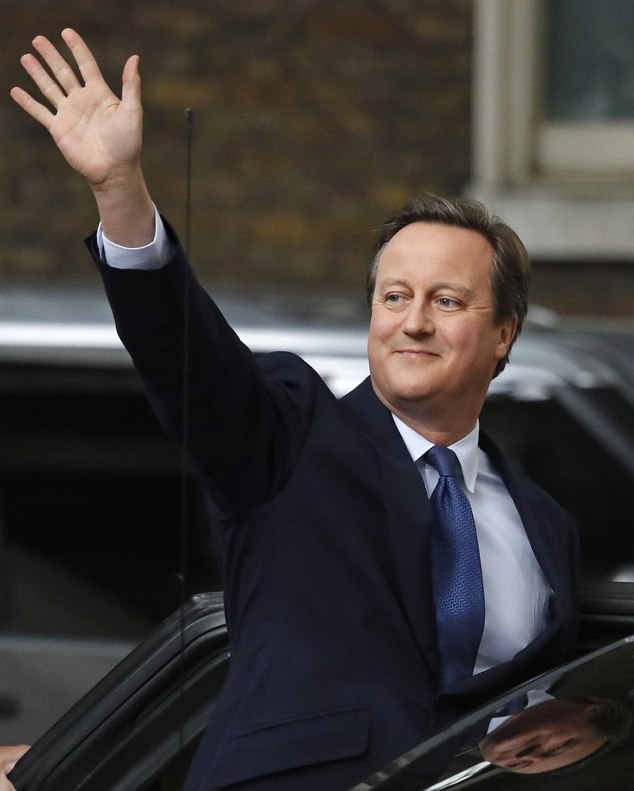 &Ocirc;ng Cameron vẫy tay ch&agrave;o người d&acirc;n Anh đứng b&ecirc;n ngo&agrave;i dinh thủ tướng. (Ảnh: Dailymail)