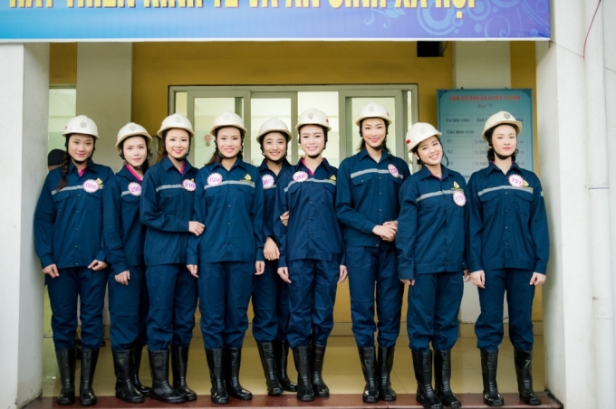 C&aacute;c th&iacute; sinh Hoa hậu Việt Nam trong trang phục bảo hộ đi thăm quan hầm mỏ.