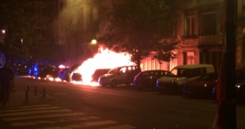 Nổ liên tiếp tại thủ đô Bỉ, hàng loạt xe bốc cháy