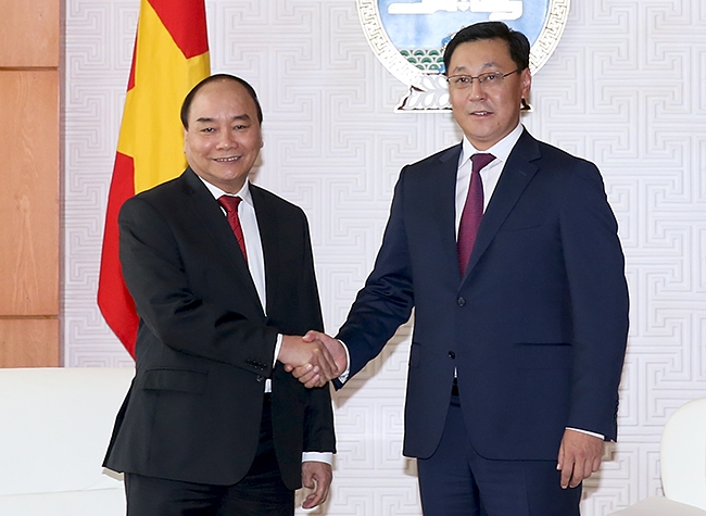 Thủ tướng Nguyễn Xu&acirc;n Ph&uacute;c hội đ&agrave;m với Thủ tướng M&ocirc;ng Cổ &nbsp;J.Erdenebat. (Ảnh: VGP)