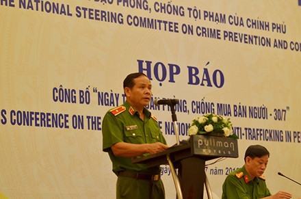 Thiếu tướng Nguyễn Phong H&ograve;a- Ph&oacute; Tổng Cục trưởng Tổng Cục Cảnh s&aacute;t ph&aacute;t biểu tại cuộc họp b&aacute;o. Ảnh: TH&Agrave;NH AN.