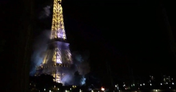 Người Paris hoảng hốt vì tháp Eiffel bốc khói mù mịt