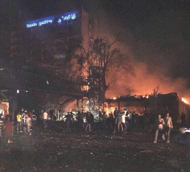 17 cảnh s&aacute;t được tin đ&atilde; thiệt mạng sau khi trực thăng qu&acirc;n đội tấn c&ocirc;ng trụ sở cảnh s&aacute;t ở trung t&acirc;m Ankara (Ảnh: DM)