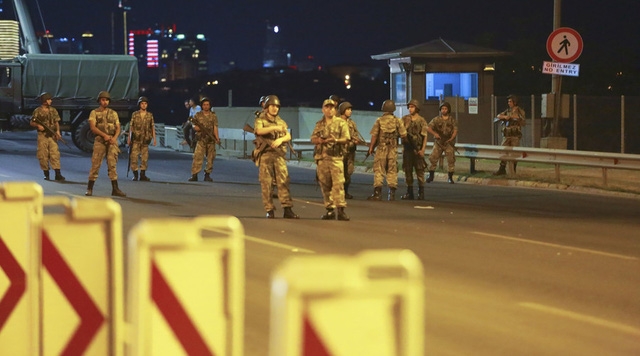 Binh sỹ Thổ Nhĩ Kỳ kiểm so&aacute;t nhiều đường phố ở Ankara. (Ảnh:Reuters)