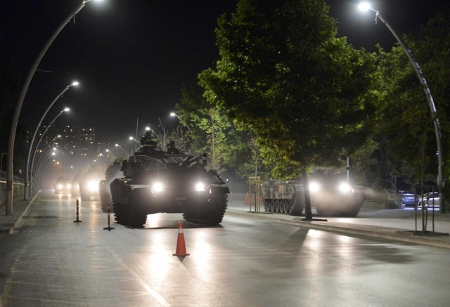 Xe tăng qu&acirc;n đội tr&ecirc;n đường phố Ankara (Ảnh: Reuters)