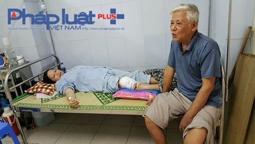 Hai vợ chồng gi&agrave;, chăm nhau tại Bệnh viện Đa khoa Tuy&ecirc;n Quang.