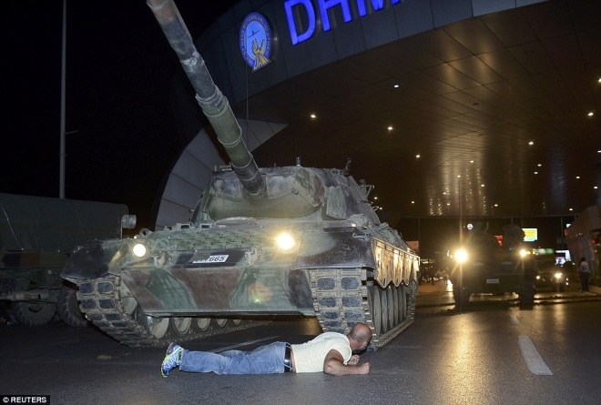Một người đ&agrave;n &ocirc;ng nằm chắn trước xe tăng ngăn n&oacute; tới gần s&acirc;n bay Ataturk ở Istanbul, trong l&uacute;c người d&acirc;n đổ ra đường phản đối qu&acirc;n đội đảo ch&iacute;nh. Ảnh:&nbsp;Reuters