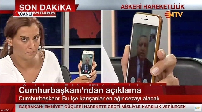 Tổng thống Erdogan ph&aacute;t biểu tr&ecirc;n truyền h&igrave;nh qua FaceTime điện thoại, k&ecirc;u gọi người d&acirc;n xuống đường ngăn cản qu&acirc;n đội đảo ch&iacute;nh. Ảnh:&nbsp;CNNTurk