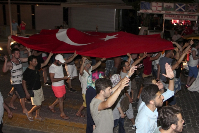 Người d&acirc;n Thổ Nhĩ Kỳ cầm quốc kỳ biểu t&igrave;nh qua c&aacute;c con phố. (Ảnh: Reuters)