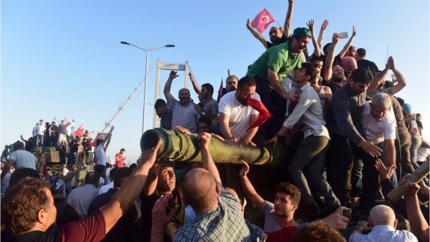 Những người ủng hộ Erdogan tổ chức ăn mừng ở Istanbul. (Ảnh: Reuters)