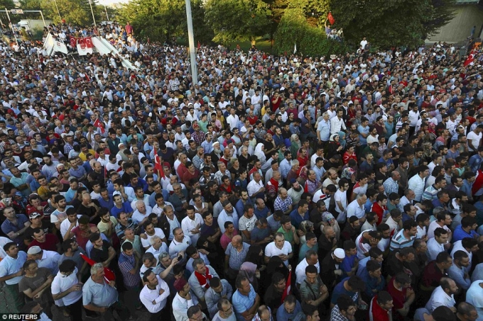 Người d&acirc;n xuống đường ủng hộ Tổng thống Erdogan. (Ảnh: Reuters)