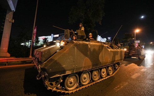 Xe thiết gi&aacute;p v&agrave; xe tăng của lực lượng đảo ch&iacute;nh tr&ecirc;n đường phố Istanbul. (Ảnh: Getty)