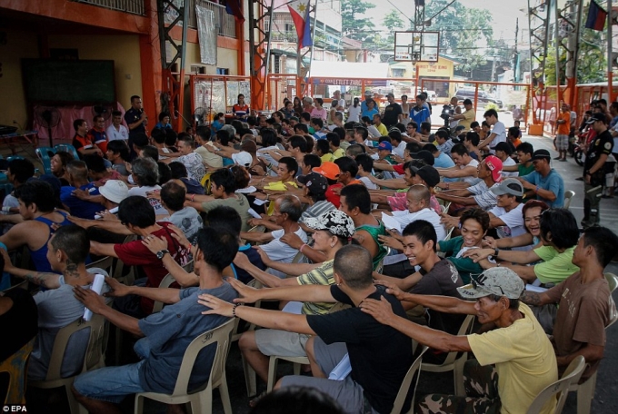 Những người bị nghiện đầu th&uacute; tham gia c&aacute;c b&agrave;i tập thể dục để n&acirc;ng cao sức khỏe ở Manila. (Ảnh: EPA)