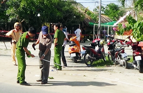 Cảnh s&aacute;t kh&aacute;m nghiệm hiện trường vụ trung t&aacute; Campuchia bắn chết chủ tiệm v&agrave;ng. Ảnh:&nbsp;Cửu Long