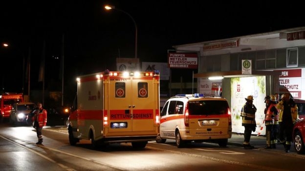 Xe cứu thương đến sau vụ tấn c&ocirc;ng. (Ảnh: Reuters)