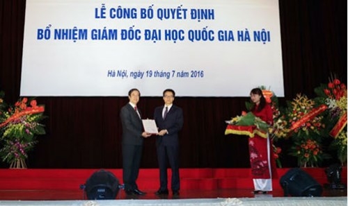 Ph&oacute; Thủ tướng Vũ Đức Đam trao quyết định cho Gi&aacute;m đốc Đại học Quốc gia H&agrave; Nội Nguyễn Kim Sơn.