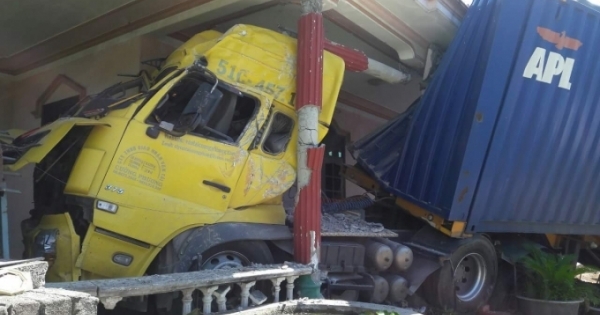 Thừa Thiên-Huế: Xe tải mất lái, "đâm đầu" vào nhà dân ven QL 1A
