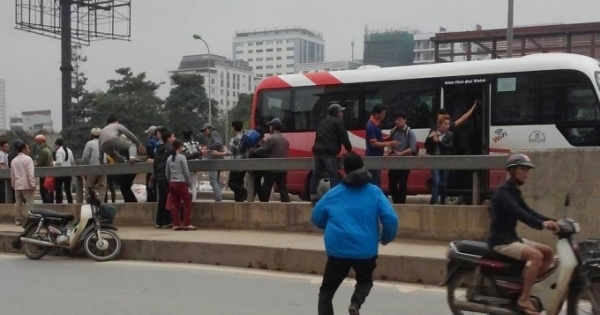Chủ tịch TP Hà Nội yêu cầu khắc phục tình trạng xe khách chạy hỗn loạn
