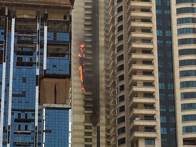 Chung cư 75 tầng ở Dubai bốc ch&aacute;y ng&ugrave;n ngụt