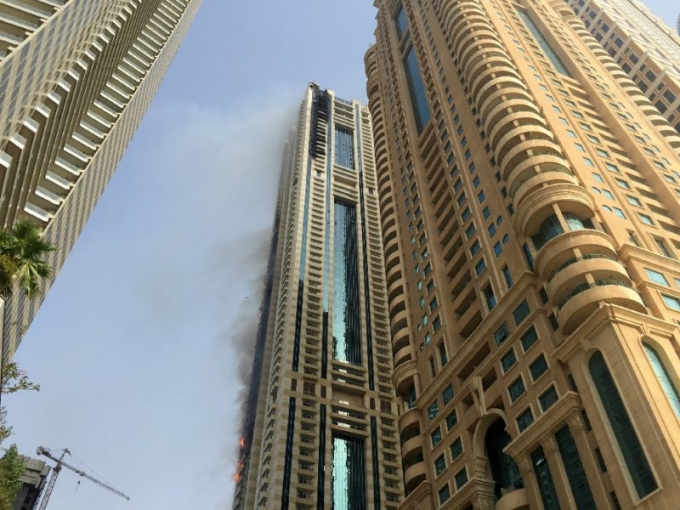 Chung cư 75 tầng ở Dubai bốc ch&aacute;y ng&ugrave;n ngụt