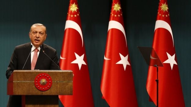 Tổng thống Erdogan ban bố t&igrave;nh trạng khẩn cấp k&eacute;o 3 th&aacute;ng nhằm t&igrave;m ra những kẻ đứng sau vụ đảo ch&iacute;nh đ&ecirc;m 15/7. (Ảnh: Reuters)