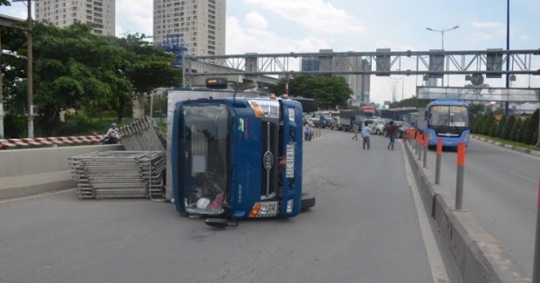 TP HCM: Xe tải "làm xiếc", cầu Sài Gòn tê liệt