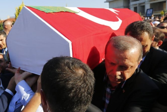 Ng&agrave;y 17/7, Tổng thống Erdogan dự lễ tang một nạn nh&acirc;n thiệt mạng trong cuộc đảo ch&iacute;nh. (Ảnh: Reuters)