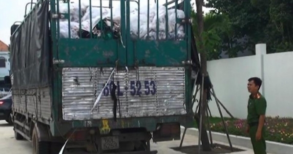 Đồng Nai: Bắt quả tang xe tải đổ trộm 4 tấn chất thải rác thải công nghiệp