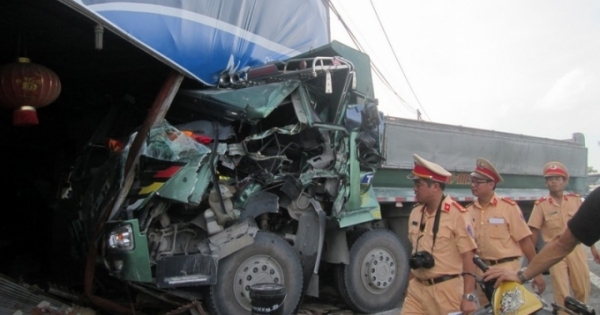Hà Nam: Tránh va chạm với xe cùng chiều, xe tải lao vào nhà dân