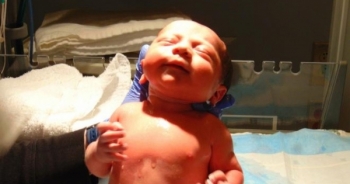 Em bé đầu tiên từ mô buồng trứng đông lạnh chào đời ở Anh