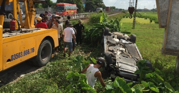 Nam Định: Ô tô bị tàu hỏa đâm trực diện, 2 người bị thương