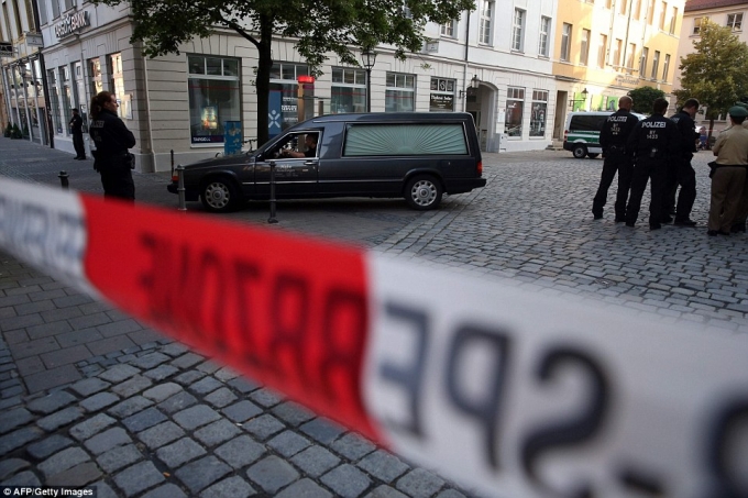 Cảnh s&aacute;t phong tỏa hiện trường sau vụ đ&aacute;nh bom ở Ansbach. (Ảnh: AFP)