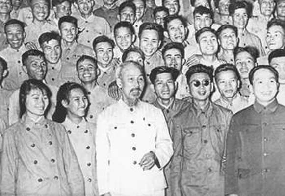 Chủ tịch Hồ Ch&iacute; Minh chụp ảnh với đại biểu qu&acirc;n đội, thương binh v&agrave; qu&acirc;n nh&acirc;n phục vụ vi&ecirc;n sau buổi gặp tại Phủ Chủ tịch ng&agrave;y 29/1/1957.