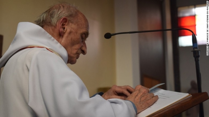 Linh mục bị s&aacute;t hại l&agrave; Cha Jacques Hamel, 86 tuổi. (Ảnh: CNN)