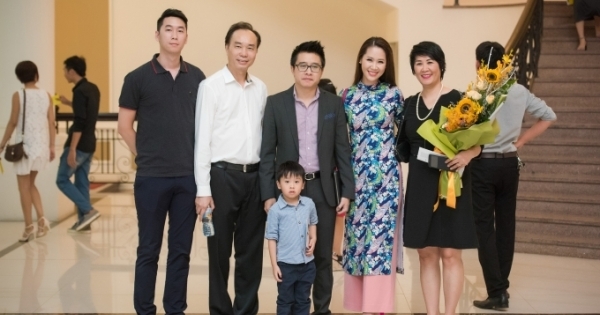 Hoa hậu Dương Thùy Linh diện áo dài HH Ngọc Hân thiết kế cùng gia đình đi xem em chồng biểu diễn piano