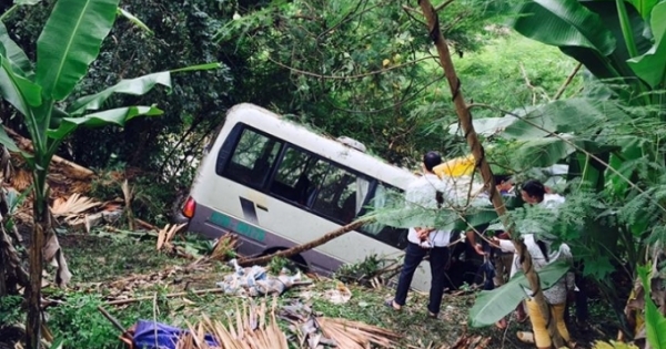 Bắc Kạn: Xe khách mất lái lao xuống vực nhiều người bị thương