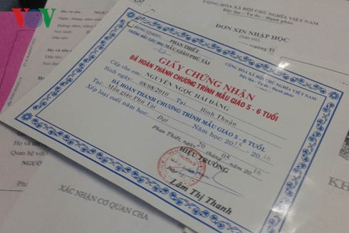Giấy tờ giả cấp cho học sinh do cơ sở mầm non Hương Ngọc l&agrave;m. (nguồn: VOV/TP HCM)