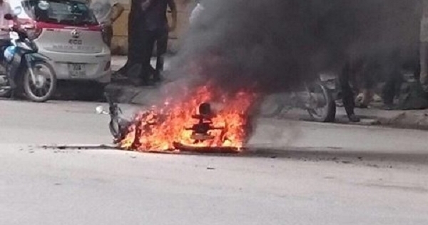 Hà Nội: Xe máy bốc cháy ngùn ngụt sau khi va chạm với taxi