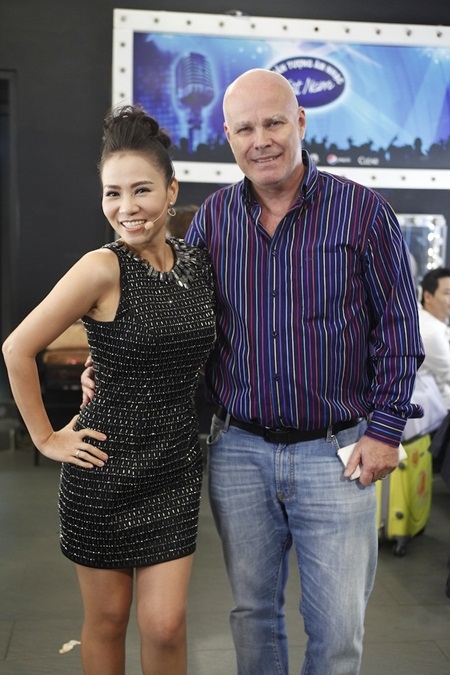 Thu Minh c&ugrave;ng chồng tại hậu trường Vietnam Idol.