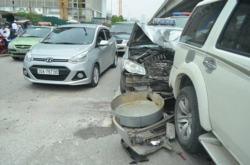 Chiếc xe taxi bị hư hỏng sau vụ tai nạn.