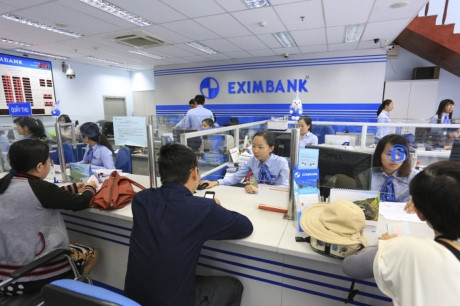 Kh&aacute;ch h&agrave;ng giao dịch tại Eximbank.